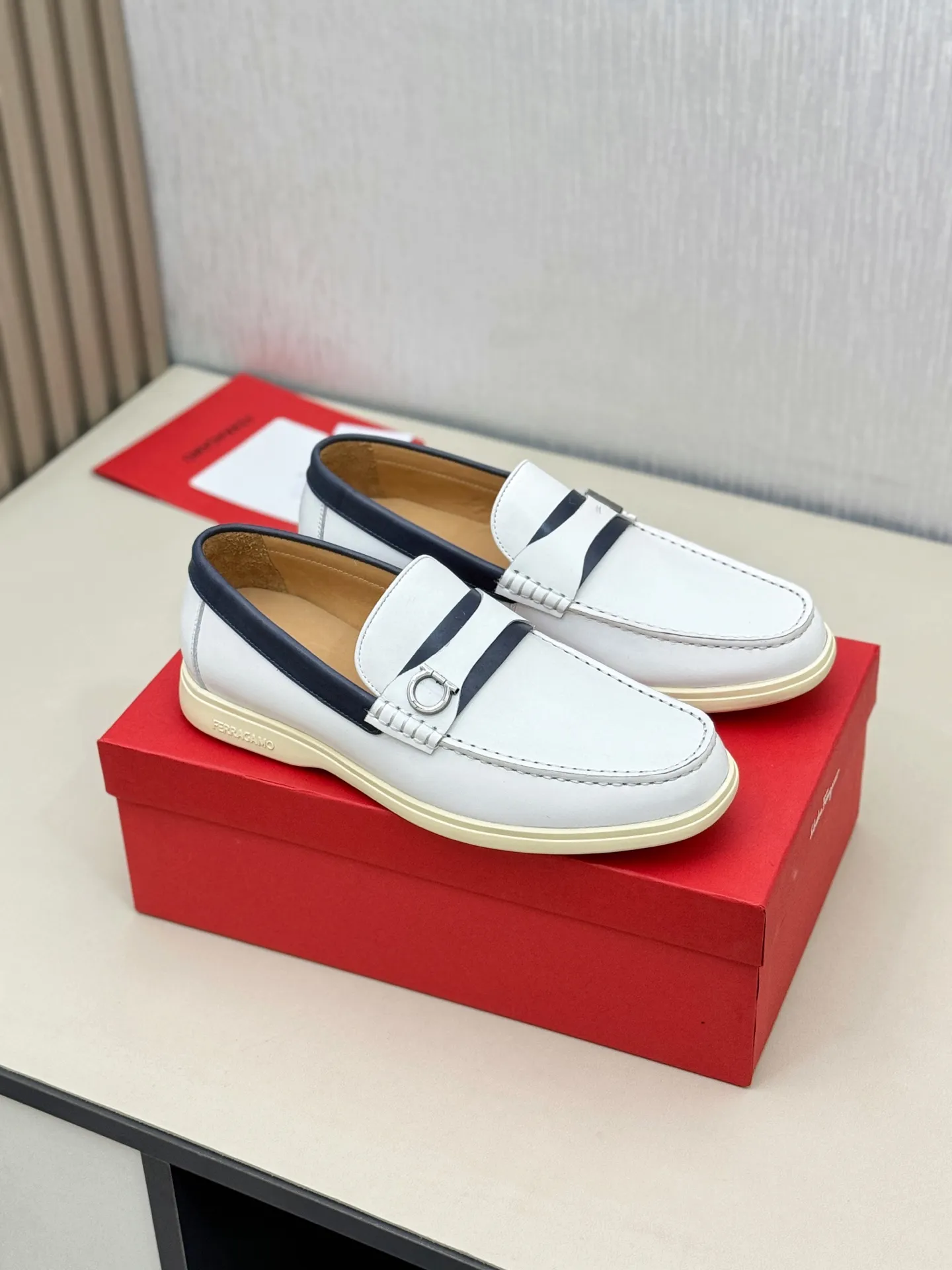 [Ferragamo] P: 580💰 Number of yards: 38~44 (45 orders are non-returnable) Ferragam's new men's driving shoes, the fabric is made of imported cowhide, with visible texture, heavy industrial stitching, dyed calfskin inside, standard logo cowhide feet, big-name experience, soft and comfortable on the feet, a men's favorite, special non-slip and wear-resistant rubber soles, easy to handle various occasions, with original box packaging!